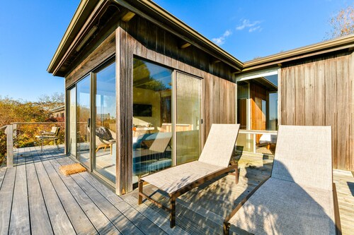 Unwind in Guest House overlooking Menemsha Pond. Dogs ok+ Lv-2 EV charger.