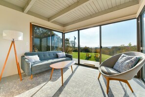 Smart TV - Unwind in Guest House overlooking Menemsha Pond. Dogs ok+ Lv-2 EV charger. (Chilmark)
