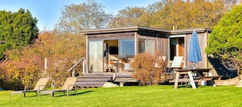 Secluded Guest House overlooking Menemsha Pond. Dogs welcome + Lvl2 EV charger.