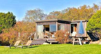 Secluded Guest House overlooking Menemsha Pond. Dogs welcome + Lvl2 EV charger.