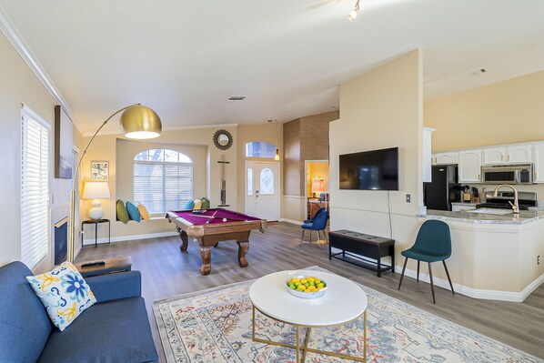 Smart TV - New! Cozy Modern Pool Home, Close to Downtown and The Strip (North Las Vegas)