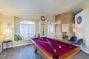 Game room - New! Cozy Modern Pool Home, Close to Downtown and The Strip (North Las Vegas)