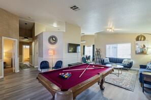 Game room - New! Cozy Modern Pool Home, Close to Downtown and The Strip (North Las Vegas)