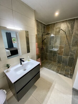 Shower, hair dryer, towels - VILLA PAMEYAQUE T3 SUPERB SEA VIEW AND SWIMMING POOL (Rivière-Salée)