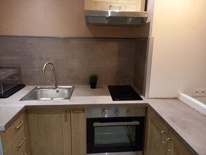 Fridge, oven, stovetop, electric kettle - Cosy studio 2mn walk from the beaches small sea view (La Seyne-sur-Mer)