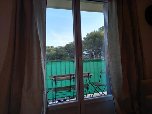 Cosy studio 2mn walk from the beaches small sea view