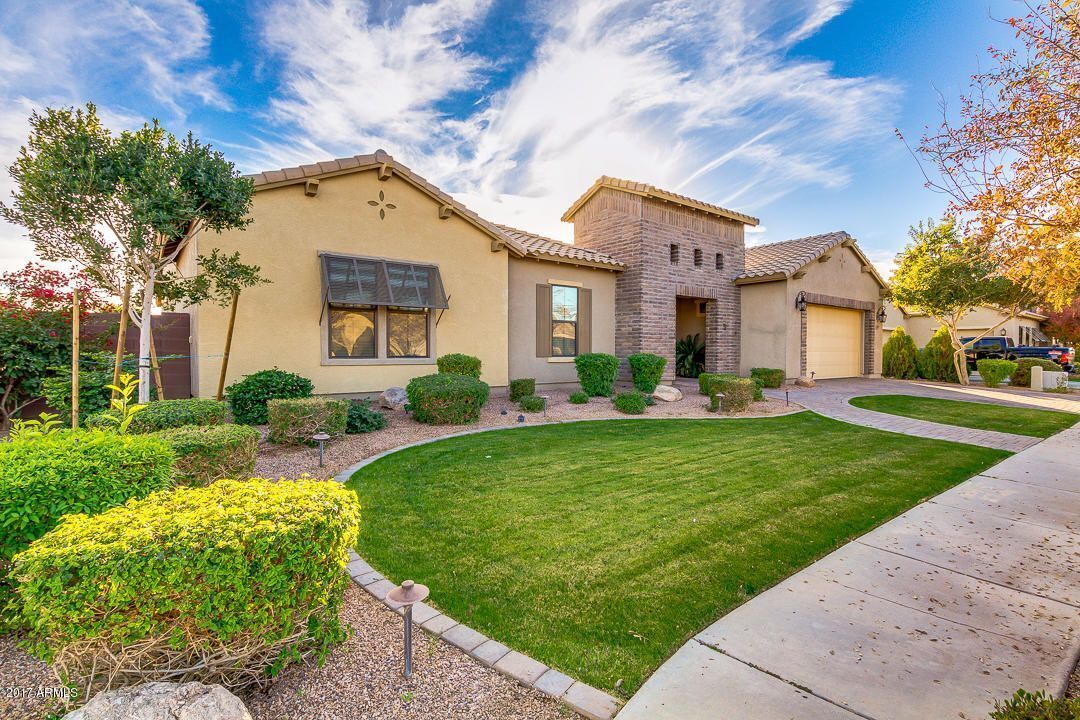Beautiful Luxury Home! Pool & Huge Green Yard