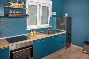 ثلاجة، ميكروويف، فرن، موقد طهي مسطح