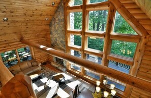 Téléviseur connecté, foyer, lecteur de DVD, sélection de films