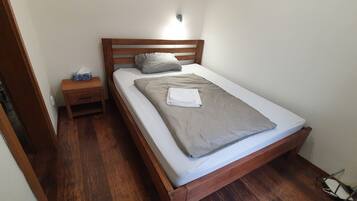 2 bedrooms, desk, iron/ironing board, travel crib