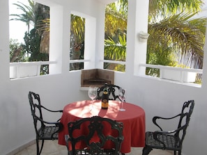 A dining area with a round table, four chairs, and a fireplace. - Apartment in Carabeo near Burriana beach (Nerja)