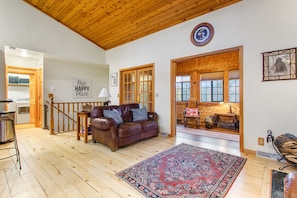Smart TV, fireplace, DVD player, table tennis