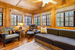 Smart TV, caminetto, lettore DVD, tavolo da ping pong