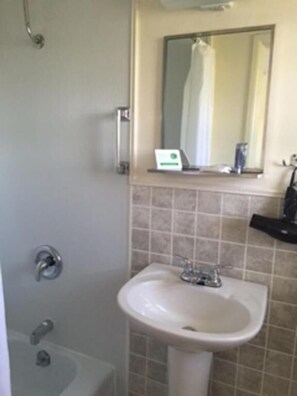 Double Room | Bathroom - Rock Ledge Motel (Alexandria Bay)