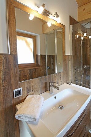 Shower, hair dryer, towels, soap - Apartment Langkofel (Laion)