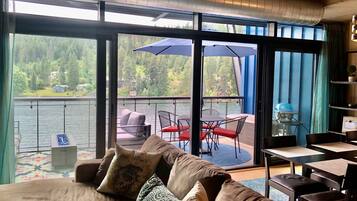 TV connectée, cheminée, lecteur de DVD, vidéothÚque