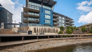 Un bâtiment moderne doté de nombreux balcons, d’un café appelé « 19 Rep Café » et offrant une vue sur le front de mer.