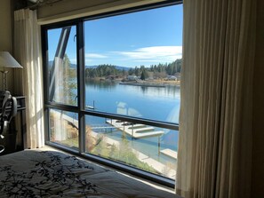 2 makuuhuonetta, työpöytä, silitysrauta/-lauta, ilmainen Wi-Fi