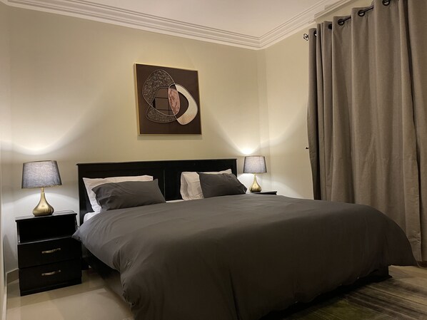 2 عدّة غرف نوم ومكواة/لوح كي وواي فاي مجانًا وملاءات أسرّة