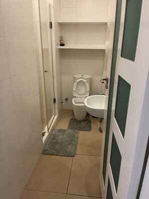 تجهيزات دش، مجففات شعر، مناشف، صابون