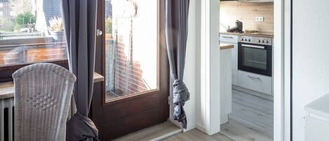 Refrigerador, parrilla de estufa, cafetera y tetera y tetera eléctrica