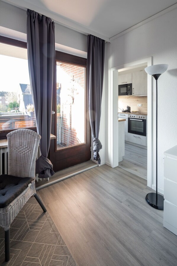 Kühlschrank, Herdplatte, Wasserkocher mit Kaffee-/Teezubehör