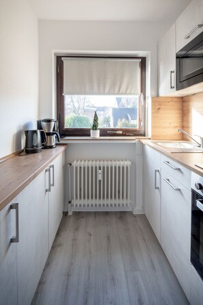 Kühlschrank, Herdplatte, Wasserkocher mit Kaffee-/Teezubehör