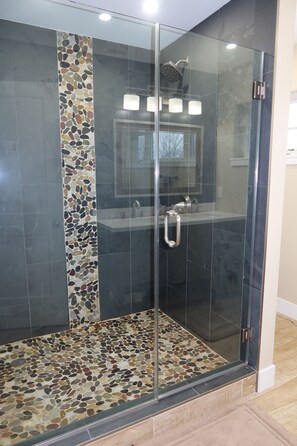 Badewanne, Haartrockner, Handtücher, Seife