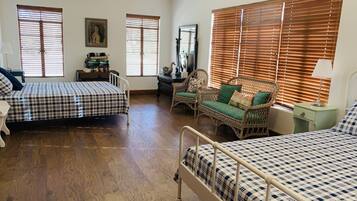 8 chambres, bureau, fer et planche Ă repasser, lit parapluie