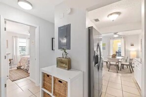 Ein modernes Interieur mit einer Küche, einem Essbereich und einem Schlafzimmer.
