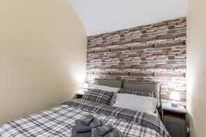 2 habitaciones, tabla de planchar con plancha y cuna de viaje 