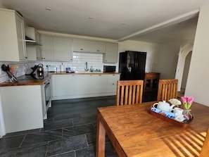 KĂŒhlschrank, Mikrowelle, Ofen, Herdplatte