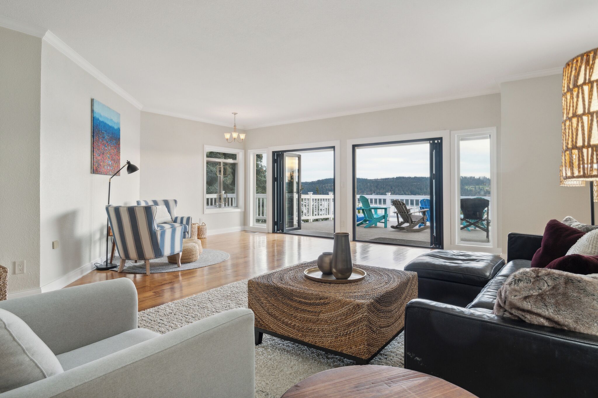 Una Smart TV, una chimenea, videojuegos