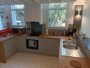 Refrigerador, microondas, horno, placa de cocina