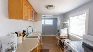 KĂŒhlschrank, Mikrowelle, Ofen, Herdplatte