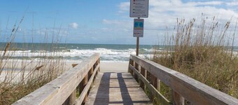 Cozy 2 Bedroom Home Minutes from Beach & Bars