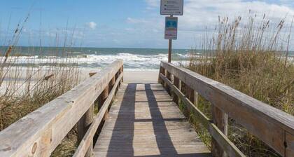 Cozy 2 Bedroom Home Minutes from Beach & Bars