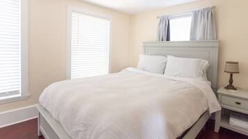 2 quartos, escrivaninha, ferros/tábuas de passar roupa, berço de viagem