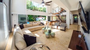 TV, offices - Villa Collie: Luxury Retreat/7 King Master BR/Maid (Sosúa)