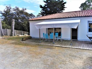 Outdoor dining - House in the Pine forest 2,5 km from the beach (Notre-Dame-de-Monts)
