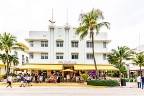 Un edificio blanco con un toldo amarillo que dice "The Carlyle".