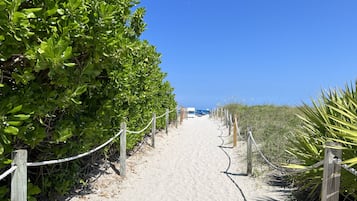 Ubicación cercana a la playa, tumbonas y toallas de playa
