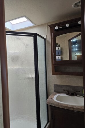 Een douche, handdoeken, toiletpapier