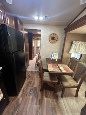 Dining - Miss Daisy's Place - quiet and relaxing RV camper (Gatlinburg)