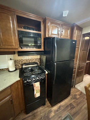 Fridge, microwave, oven, stovetop - Miss Daisy's Place - quiet and relaxing RV camper (Gatlinburg)