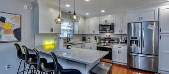 ⭐️Stylish & Cozy Ranch⭐️ Patio, Fenced Back Yard, Fire 🔥Pit-all the essentials!