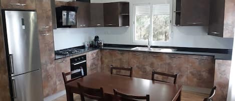 Geladeira, micro-ondas, fogão, cooktop