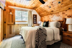 5 bedrooms, travel cot, free WiFi, bed sheets - 5BR/5BA Cabin, Sleeps 14, Hot Tub, Game Room, Downtown G'burg/Nat'l Park Close! (Gatlinburg)