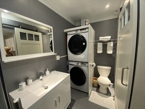 Douche, sèche-cheveux, serviettes fournies, savon