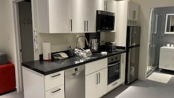 Jääkaappi, mikroaaltouuni, uuni, liesi